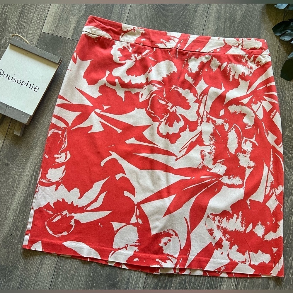 New York & company city style stretch mini in mirage print. Size 14